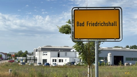 Das Ortsschild von Bad Friedrichshall. Hier soll ein Mann zwei Menschen getötet haben. 