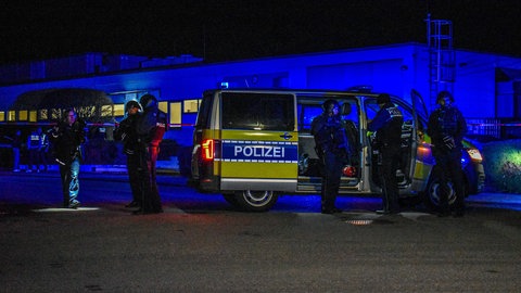 Polizisten am Einsatzort in Bad Friedrichshall (Archivbild). Der mutmaßliche Todesschütze muss sich nun vor Gericht verantworten. Er soll zwei Kollegen getötet haben.