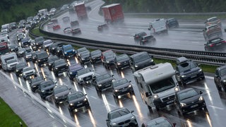 Regen auf der Autobahn (Symbolbild). Auf der A81 gab es in jüngster Zeit immer mehr Unfälle wegen Aquaplaning. Ein Fahrlehrer übt Kritik. 