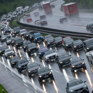 Regen auf der Autobahn (Symbolbild). Auf der A81 gab es in jüngster Zeit immer mehr Unfälle wegen Aquaplaning. Ein Fahrlehrer übt Kritik. 