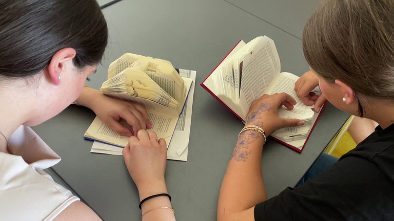 Die Arbeit am Buch erfordert viel Geduld und Fingerspitzengefühl.
