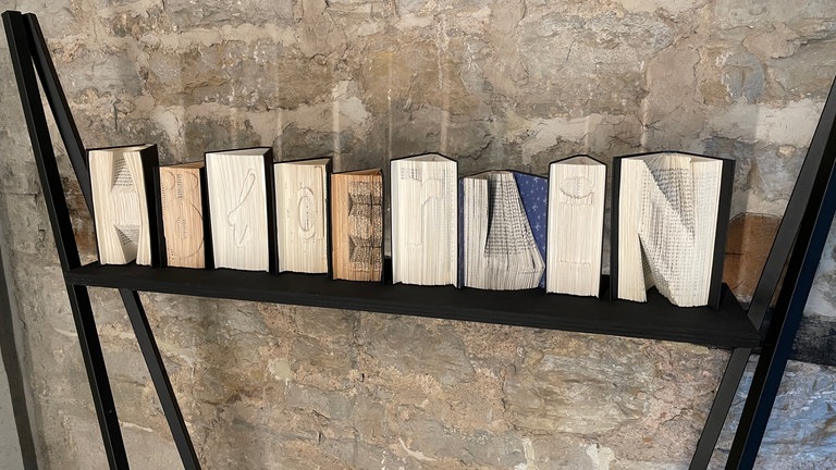 Die Buchkunst-AG der Werkrealschule in Lauffen stellt ihre Werke im Hölderinhaus aus.
