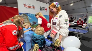 Schon am ersten Tag ist der Zulauf groß bei der 25. DRK-Blutspendeaktion vor den Toren des Erlebnisparks Tripsdrill in Cleebronn (Kreis Heilbronn)