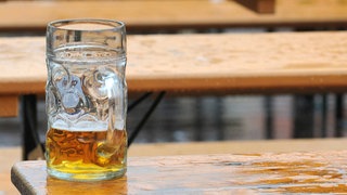 Durch das regenerische Wetter ist der Verkauf von Bier und Mineralwasser im Juli gebremst worden. 