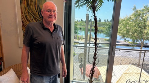 Klaus Fickler am Fenster seiner Neubauwohnung im Neckarbogen 