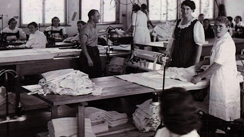 Die undatierte sw-Aufnahme zeigt einen Raum, in dem Näherinnen die ersten Jeans außerhalb der USA in Kümzelsau fertigen.