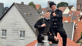 Schornsteinfeger Lars Ederer auf den Dächern über Külsheim