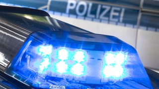 Ein Blaulicht auf dem Dach eines Streifenwagens der Polizei (Symbol): In Crailsheim hat es einen schweren Unfall an einer Kreuzung gegeben. Drei junge Menschen wurden verletzt.