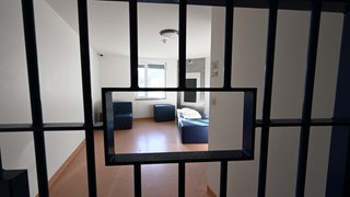 Ein Patientenzimmer in den gesicherten Gebäuden der Forensischen Psychiatrie und Psychotherapie der Klinik am Weissenhof. Der Neubau in Schwäbisch Hall wird später fertig, aber fast alle Stellen sind schon besetzt.