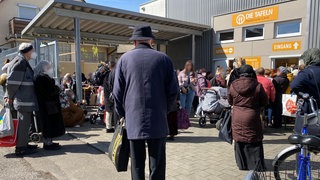 Menschenmenge am Tafelladen Heilbronn nach Eröffnung