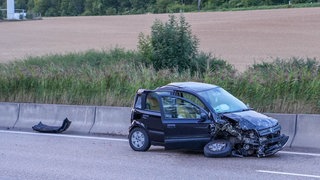Bei einem Unfall auf der A6 zwischen Sinsheim (Rhein-Neckar-Kreis) und Bad Rappenau (Kreis Heilbronn) hat sich ein Kleinwagen überschlagen.