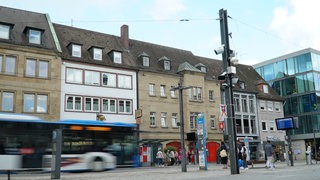 Alle Kameras für die Videoüberwachung befinden sich an einem Pfosten bei der Stadtbahnhaltestelle. So hat die Polizei den Marktplatz im Blick.