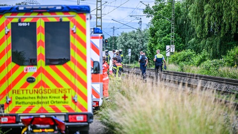 Einsatzkräfte nach einem Bahnunfall auf den Gleisen (Symbol): Beim Überqueren von Bahngleisen wurde ein Mann bei Lauda-Königshofen von einem Zug erfasst und schwer verletzt.