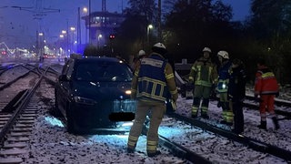 Chaos-Fahrt in Heilbronn: Ein Auto steht auf den Bahngleisen nahe des Hauptbahnhofs (Archivbild). Eine Autofahrerin hatte sich betrunken dorthin verirrt. Jetzt steht das Urteil.