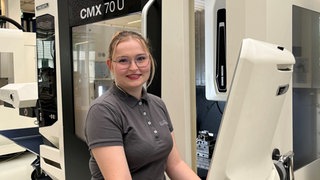Larissa Wohlfarth bei der Arbeit an einer CNC-Fräsmaschine im Bildungszentrum am Criesbacher Campus von Bürkert. Die Handwerkskammer Heilbronn sieht die Verdoppelung der Meisterprämie als "überfällig".