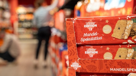 Weihnachtsüßigkeiten im Regal. Supermärkte wie Kaufland starten den Verkauf Ende August, spätestens Anfang September. Die Kunden verlangen danach, heißt es. 