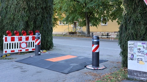 Oktablocks an einem Nebeneingang zum Fränkischen Volksfest in Crailsheim - insgesamt gibt es 33 davon; außerdem weitere temporäre Zufahrts- und Durchfahrtssperren. 