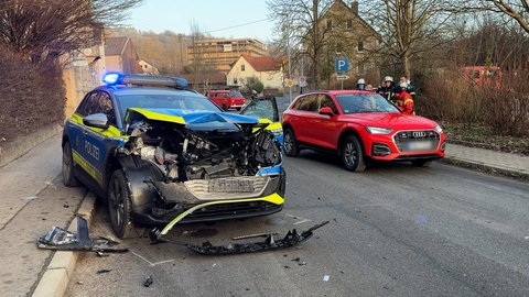Bei einer mutmaßlichen Amokfahrt mit einem Bagger hat ein Mann mehrere Autos beschädigt (Archivbild). Noch immer laufen die Ermittlungen gegen die Polizisten, die die tödlichen Schüsse abgegeben haben.