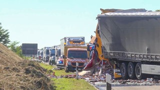 40-Tonner kracht in Stauende und schiebt zwei weitere Sattelzüge und ein Auto zusammen.