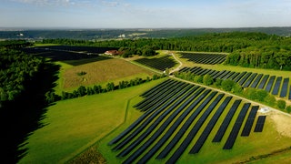 Die 64 Hektar große Anlage in Gundelsheim soll Strom für rund 30.000 Haushalte jährlich produzieren.