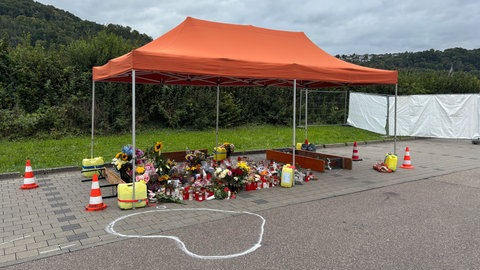 Kerzen und Bilder erinnern an den verstorbenen Jungen