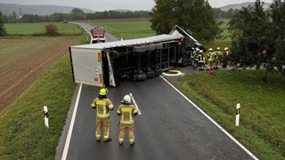 Ein umgekippter Lkw liegt auf der Landstraße zwischen Werbach und Tauberbischofsheim: Bis in die Nacht hinein war die Strecke blockiert.