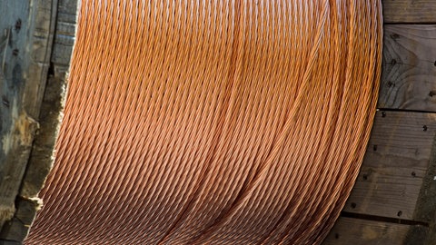 Eine Rolle mit neuem Kupferkabel