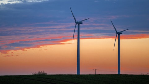 Zwei Windkraftanlagen (Symbolbild). Die Würth-Gruppe will ihre Energieversorgung künftig unabhängiger gestalten. Würth plant den Bau zweier eigener Windräder an der A6 im Kreis Schwäbisch Hall.