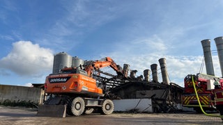 Der abgebrannte Stall in Niederstetten (Main-Tauber-Kreis), in dem rund 10.000 Hühner verendetet sind, muss abgerissen werden.