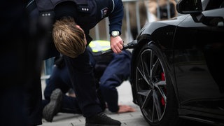 Die Polizei kontrolliert ein getuntes Auto (Symbolbild). Bei einer Großkontrolle in Heilbronn wurden mehrere Verstöße in der Autoposer-Szene festgestellt. 