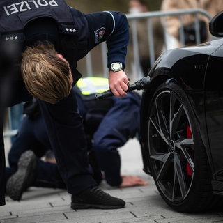 Die Polizei kontrolliert ein getuntes Auto (Symbolbild). Bei einer Großkontrolle in Heilbronn wurden mehrere Verstöße in der Autoposer-Szene festgestellt. 