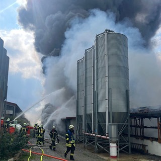 Die Feuerwehr in Niederstetten (Main-Tauber-Kreis) hat in landwirtschaftlichen Betrieb einen Großbrand gelöscht. Zwei Stallungen standen in Flammen. Bei dem Feuer verendeten rund 10.000 Hühner.