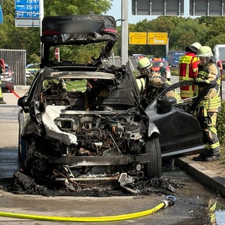Ein ausgebranntes Auto an Neckarsulmer Tankstelle (Archivbild). Vor gut einem Monat ist an einer Tankstelle in Neckarsulm ein Hybridauto in Flammen aufgegangen. Die Polizei hat nun die Ursache ermittelt. 