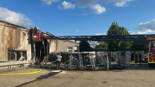 Ein Feuer hat am Mittwoch das Postverteilzentrum in Weinsberg schwer beschädigt - mit hohem Schaden. Inzwischen steht aber fest: Es sind wohl weder Briefe noch Pakete verbrannt.