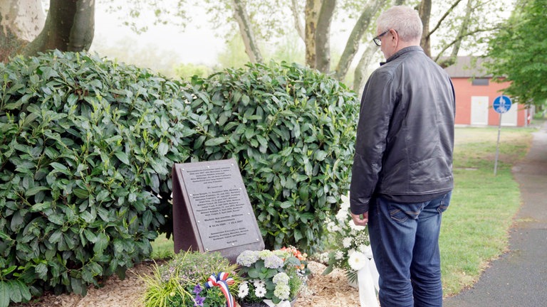 Der ehemalige Polizeioberkommissar Peter Fink am Gedenkstein von Michèle Kiesewetter in Heilbronn.