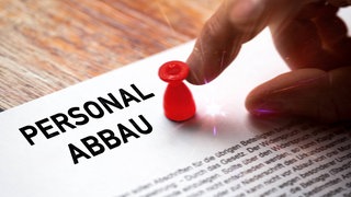 Personalabbau steht auf einem Blatt Papier (Symbolbild). Stellenabbau: Die IG Metall Heilbronn Neckarsulm schätzt, dass bis 2029 rund 5.000 Jobs bei Autozulieferern wegfallen. 