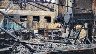 Großbrand in Crailsheim: Bei den Eisenbahnfreunden brannten ein historischer Waggon und ein Gebäude. Bei dem Feuer gab es zwei Verletzte.