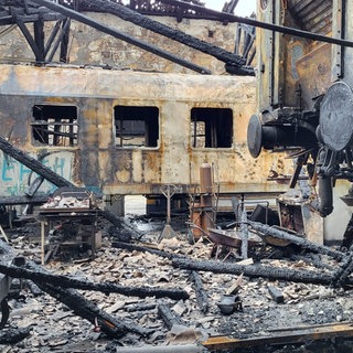 Großbrand in Crailsheim: Bei den Eisenbahnfreunden brannten ein historischer Waggon und ein Gebäude. Bei dem Feuer gab es zwei Verletzte.