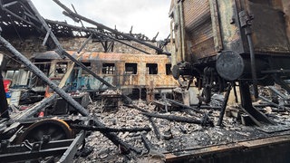 Zwei Mal innerhalb von 30 Stunden hat es im historischen Bahnbetriebswerk Crialsheim (Kreis Schwäbisch Hall) gebrannt. Der Schaden wird auf rund 750.000 Euro geschätzt.