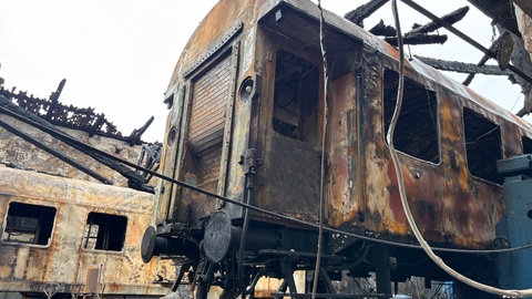 Zwei Mal innerhalb von 30 Stunden hat es im historischen Bahnbetriebswerk Crialsheim (Kreis Schwäbisch Hall) gebrannt. Der Schaden wird auf rund 750.000 Euro geschätzt.