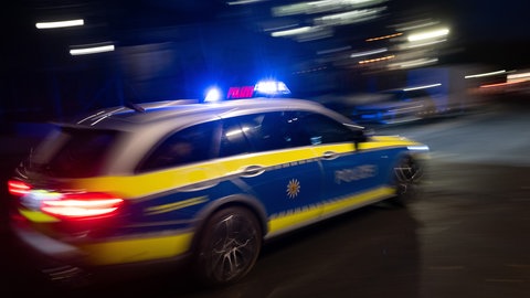 Ein Polizeiauto mit Blaulicht in der Nacht (Symbolbild). Ein 22-Jähriger ist vor der Polizei geflohen. Er lieferte sich in Heilbronn eine wilde Verfolgungsjagd.