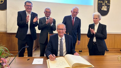 Günther Jauch trägt sich in das Goldene Buch der Stadt Heilbronn ein. Er erhält den Demokratiepreis "Württemberger Köpfe".