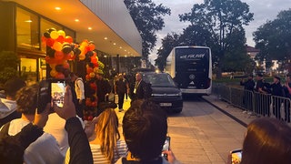 Die Fußball-Nationalelf hat im PArkhotel in Heilbronn übernachtet: Fans nutzten die Chance auf Fotos und Autogramme.