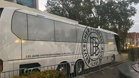 Der Bus der Fußball-Nationalmannschaft vor dem Parkhotel in Heilbronn. Dort hat das Team übernachtet. 