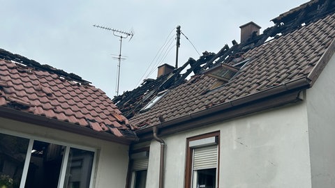 Bei einem Wohnhausbrand in Wolpertshausen (Kreis Schwäbisch Hall) ist ein Schaden von rund 450.000 Euro entstanden.