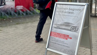 Audi-Standort in Neckarsulm: Aufsteller an Tor 6 mit Einladung zur Betriebsversammlung zur Zukunft des Standorts.