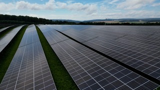Eine Solaranlage auf einer Wiese (Symbol): In einem Solarpark bei Ahorn haben Diebe rund 30 Kilometer Solarkabel gestohlen. Bereits vor wenigen Wochen haben Unbekannte rund 50 Kilometer Kabel entwendet.