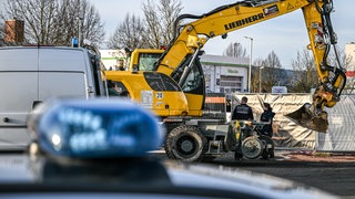 Nach der tödlichen Baggerfahrt in Grünsfeld wurde gegen fünf Polizisten ermittelt. Nun wurden die Ermittlungen eingestellt. 