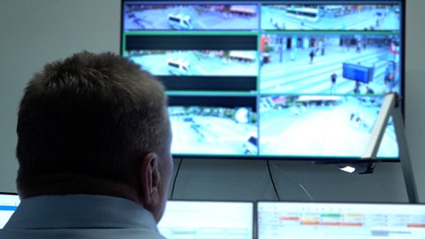 Polizeibeamter vor einem Monitor zur Videoüberwachung des Marktplatzes in Heilbronn. Vier Kameras helfen der Polizei beim Schutz vor Straftaten.