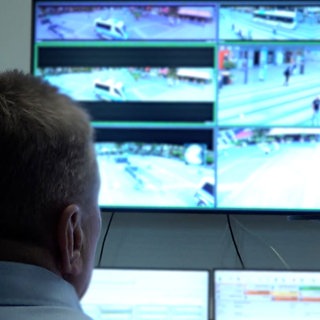 Polizeibeamter vor einem Monitor zur Videoüberwachung des Marktplatzes in Heilbronn. Vier Kameras helfen der Polizei beim Schutz vor Straftaten.